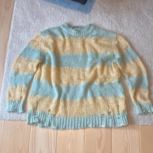 Acne studios stickad mohair tröja - Ikonisk stickad mohair blend tröja från Acne studios i bra skick. Nypris ca: 4300. Storlek xs men passar väldigt oversize. Den är lite för stor för mig därav säljer jag den.  Mått: bredd:64 längd: 74