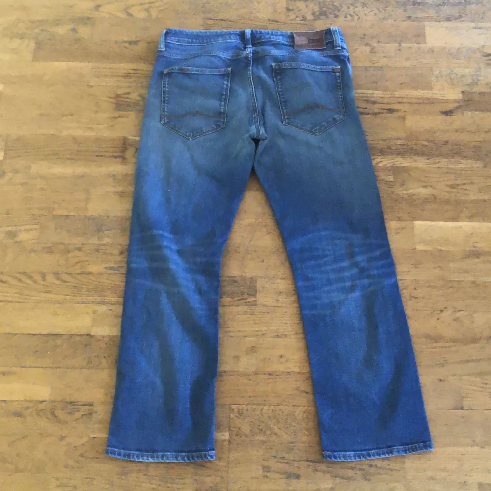 Snygga straight legged jeans av märket Mustang. Storlek 34/30. Hyfsat bra skick förutom ett litet hål som synd på bild 3. . Jeans & Byxor.