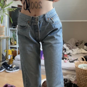 Levi’s Jeans 501 - W28 L34, passar mig som är 1,64cm :)