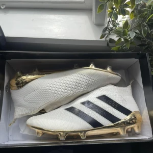 adidas ACE 16+ PureControl i storlek 42 2/3 - Säljer dessa skor som är i bra skick förutom att original sulorna saknas. Är även öppen för byten