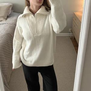 Stickad zip tröja  - Vit stickad tröja i bra skick!