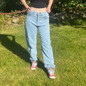 Jeans flamma  - Modell: 1,57 cm  Anledningen till att jag säljer är att dom inte passar mig💕 Köptes i Xs men rekommenderar S