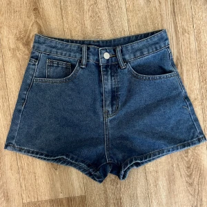 Shorts - Fina jeans shorts. Helt nya.  Längd: 32 cm Midja: 69 cm 