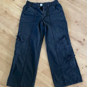 Cargobyxor Urban Outfitters - Cargobyxor från Urban Outfitters! Köpta på Vinted men är för korta för mig (173cm)❣️ 