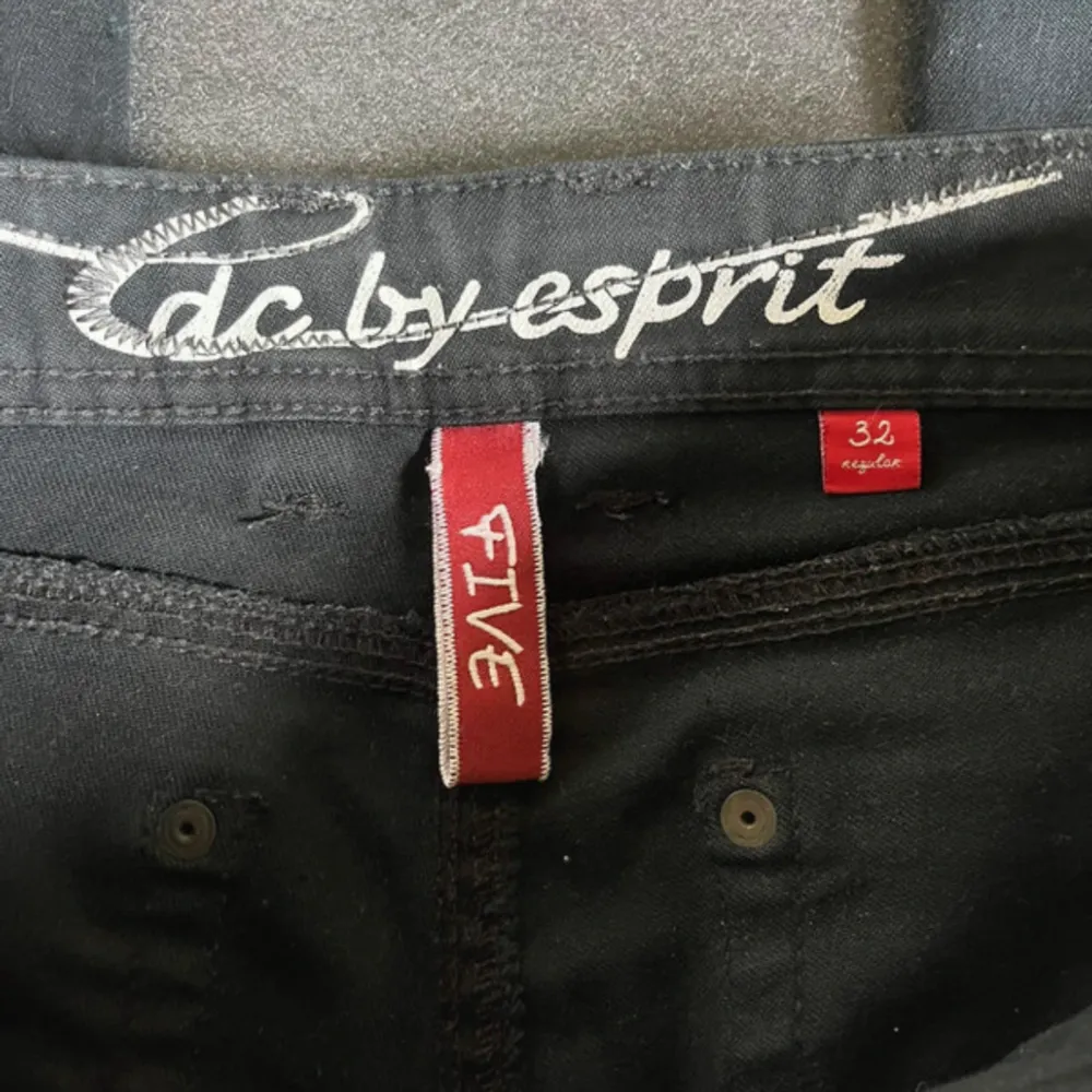 Ett par snygga svarta lågmidjade bootcut jeans från esprit. . Jeans & Byxor.