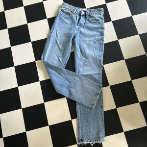 Jeans från Zara strl 34 i fint skick  - Jeans från Zara strl 34 i fint skick 
