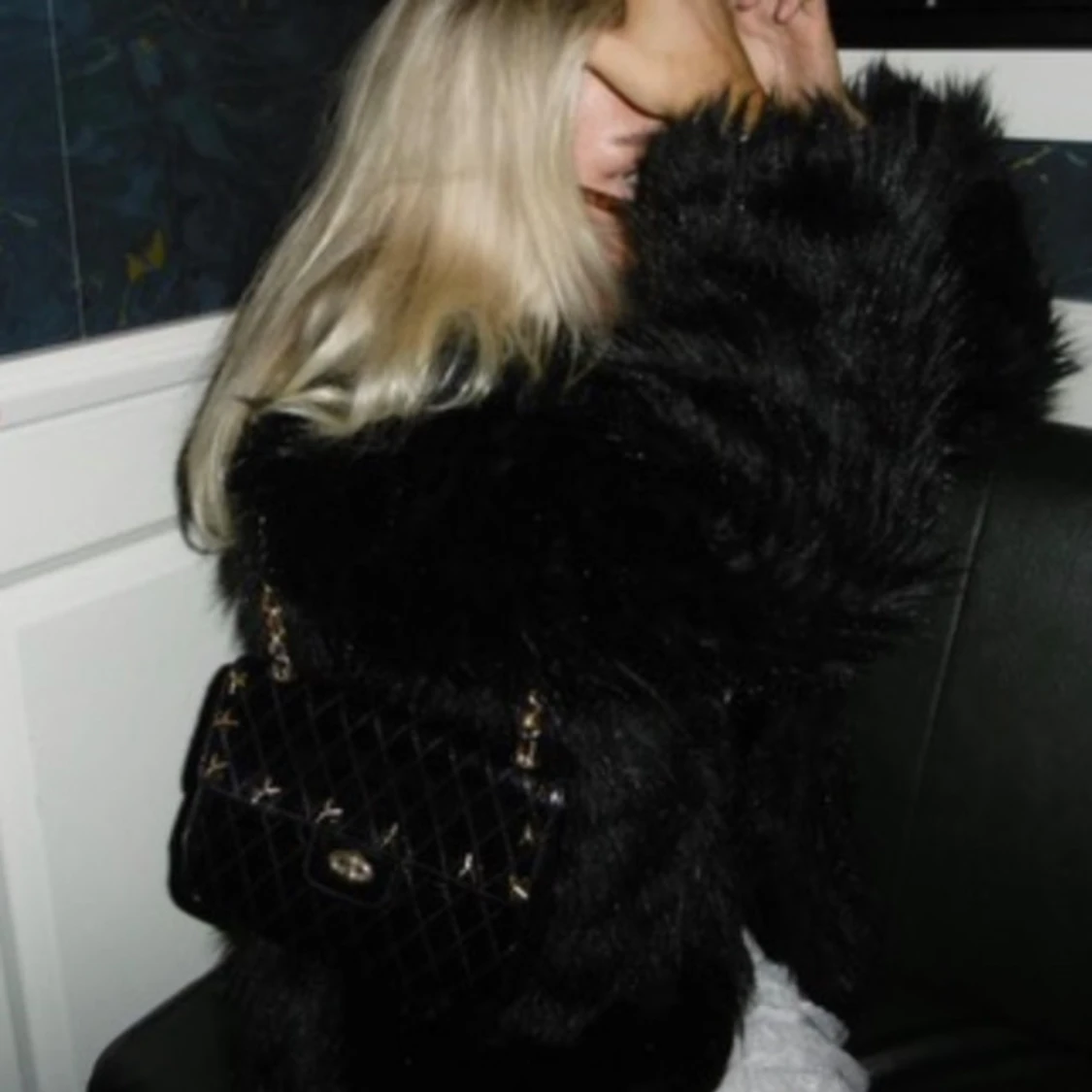 Väska med gulddetaljer  - 90