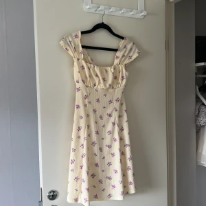 En fin skolavslutnings kläning har använt 1 gång🌸  - Den är som ny🏵️