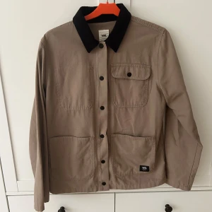Vans jacka / overshirt - Säljer min Vans jacka som även kan användas som overshirt då jag inte längre använder den. Jackan är i väldigt bra skick och endast använd ett fåtal gånger. Storleken är S.