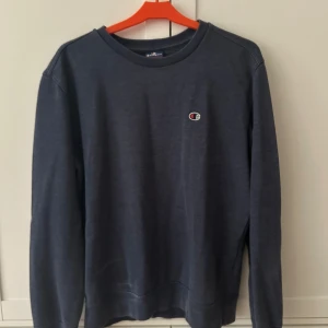 Champion tröja  - Sweatshirt från champion. Säljer tröjan då jag växt ur den. Tröjan är i bra men använt skick utan några skador. Storleken är small.
