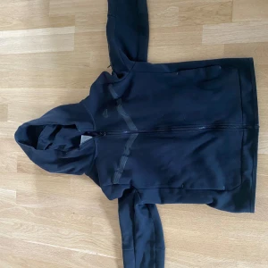 Nike tech  - Skick: 9 / 10 som ny Medföljer: endast tröjan  Äkta? Yes  Storlek: xl barn ( 158 - 170 )  Betalning: endast Swish 