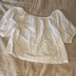 Vit blus - Nu säljer jag en blus som är storlek S och har används 2 gånger.💕kontakta gärna innan köp.💕