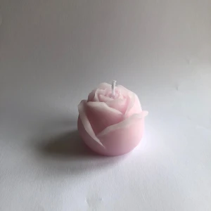 Ros stearin ljus - Ljus rosa hemma gjorda stearin ljus i form av en ros. Doft av jordgubb och mint🍓