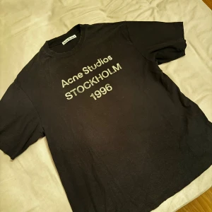 Acne Studios T-Shirt - Acne Studios T-Shirt inköpt september förra året, skicket är verkligen så gott som ny eftersom den inte används något under vintermånaderna. Pris kan diskuteras.