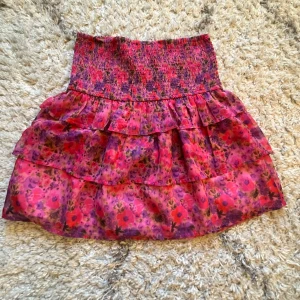 Volang kjol - Säljer denna volangkjol från bikbok💕 Säljer pågrund av att den inte kommer till användning💕 Den är i nyskick och använd ett fåtal gånger. kontakta mig vid frågor💕