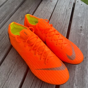 Nike Mercurial Fotbollsskor - Helt oanvända fotbollsskor i storlek 42. Därmed såklart väldigt bra skick. Pris kan diskuteras vid snabb affär. 