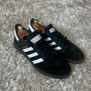 Adidas Spezial - Hejsan! Säljer mina adidas handboll spezial, skorna är i bra skick och har endast används ett par gånger, ordinariepris runt 1100kr    (Skolblock ej inkluderade)