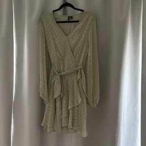 Ljusgrön klänning - Söt ljusgrön klänning i storlek m från vero moda. Ny skick. 