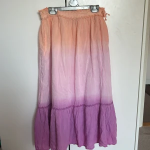 Lång scotch & soda Kjol -  En jättefin Scotch & soda kjol använt få gånger vill sälja för att den kommer inte till min använda länge köpte för 1000 vill sälja för 700 men  vi kan diskutera om pris❤️