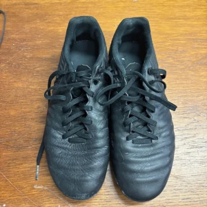Fotbollsskor  - Använda och lite små hål men dom ligger bara och tar plats 