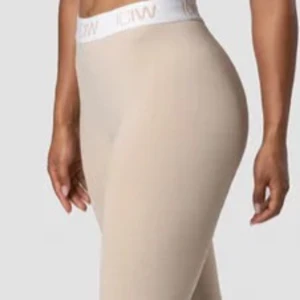 Beiga iciw tights  - Säljer ett par beiga träningstights från I Can I Will, har användts ungefär 6 gångar då färgen inte passar mig