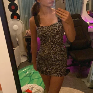 JÄTTE GULLIG Leopard klänning  - Den är i JÄTTE bra skick men säljs för den inte kommer till användning  och pris kan diskuteras vid snabb affär ❤️ den är även stretchig så den funkar för allt från xxs-M