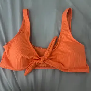 Orange bikini överdel, aldrig använd. Storlek S på lappen men jag skulle säga att det är XS 🧡