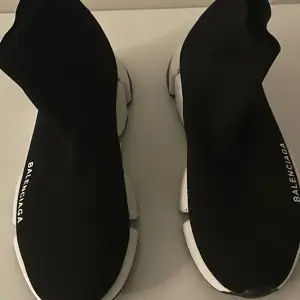 Balenciaga skor i alla storlekar jättebra skick och perfekta inget problem me dom och dom är även väldigt fräscha. Pris kan diskuteras 