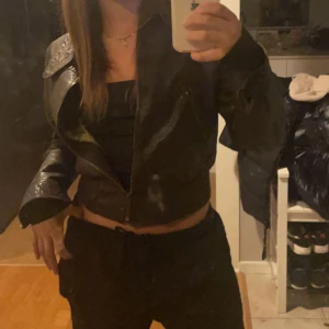 Kort brun skinnjacka - Kort brun skinnjacka🤎