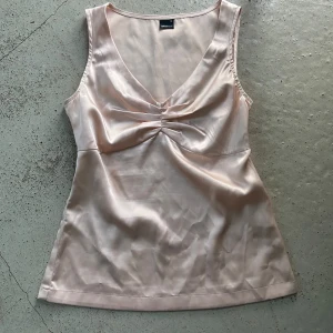 Vintage figurnära topp - Superfin topp, sitter underbart på kroppen 😻 I mjukt satinliknande tyg! Köpt secondhand men ursprungligen från GinaTricot Kolla gärna in mina andra annonser!