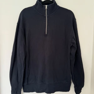 Navy Half zip  - Halfzip från zara i färgen navy. Den är i storlek S. I ett bra skick. En tröja som passar in i Stockholms stilen. 