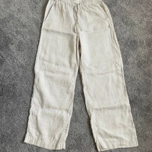 Linnebyxor från Arket - eige linnebyxor från arket som endast används ett fåtal gånger😊byxorna är i Använt endast ett fåtal gånger💗Byxorna är i storlek xs men skulle personligen säga att dem är ganska stora i storleken. Byxorna är midwaist och har ett snöre runt midjan