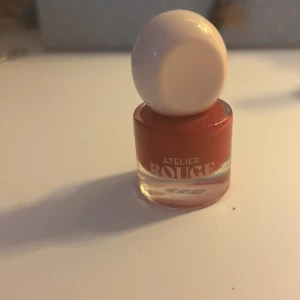 Rött nagellack - Super fint! Knappt använt! Säljer för jag skaffat akryl!