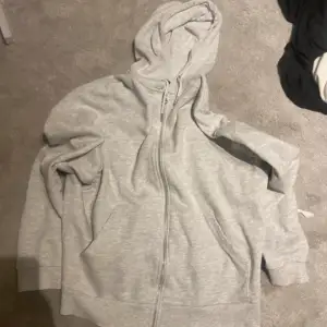 Säljer denna hela vanliga gråa zip hoodie i strlk m . Tröjan är i unisex.