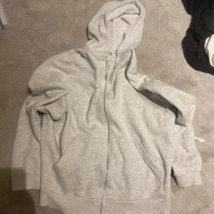 Grå zip up - Säljer denna hela vanliga gråa zip hoodie i strlk m . Tröjan är i unisex.