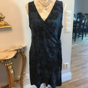 Klänning  - Bekväm omlottklänning från Lindex i blå färg stl L men kan pass också M. Material 55% Lyocell, 45% Viskos 