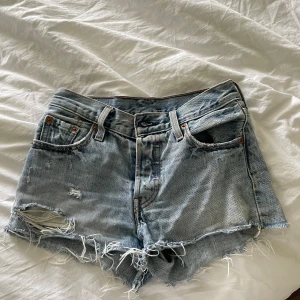 Levi’s jeansshorts lågmidja - Levis jeansshorts låg midja  Blivit försmå för mig 