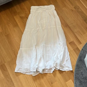 Maxi skirt - Jätte bra skick! Väldigt ny! Längd: 80cm. Midja: 27cm
