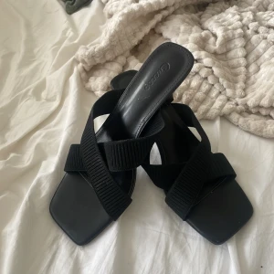 Svarta klackar   - Hejj!! Säljer mina sandal/klackar då de ej kommer till användning. Aldrig använts (nyskick). De har en vadderad sula som gör den sköna att gå i. Behaglig höjd på klacken som gör de lätta att gå i. Stl 39/40. Hör av er vid frågor☀️☺️