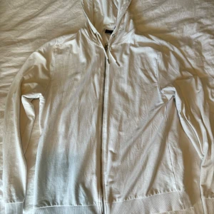 Vit Asos Hoodie. - Vit enkel asos hoodie, tunn i materialet.  Säljer då den inte kommer till användning plus flytt.