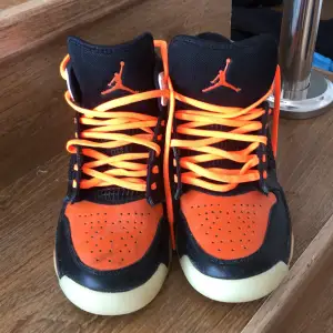 Jordan 270 Mars Strl EUR 39. Väldigt lite använda. Orginal box. Lite missfärgade fram. Sänder mer bilder om ni vill ha.