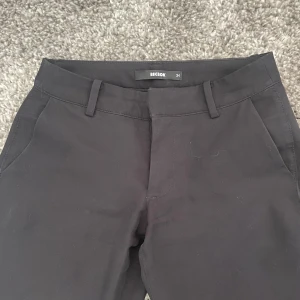 Bikbok kostymbyxor med slits - Säljer mina bikbok kostymbyxor med slits då de är för små. Går inte att få tag i i affär. Priset går att diskutera❤️