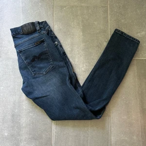 Nudie jeans - Tja! Säljer ett par fina Nudie jeans i slilm fit. Storlek 32/32 men skulle säga att den är lite mindre än så i midjan. Hör av er vid frågor!