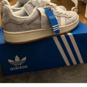 Aridas campus 00s grå - Adidas campus 00s grå Storlek 39 1/3 Orginal kartong Prislapparna sitter kvar Ny och aldrig använd Diskuterbart pris vid snabb affär💞