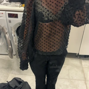 Blus  - En genomskinlig blus från only perfekt till när man ska fixa sig något extra. Skicket är fint. Storlek S men skulle lätt passa M, xs. Hittar ingen bild på nätet och pris men jag tar ett pris som jag tycker är lagom💕