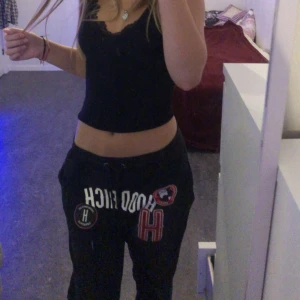 Hoodrich byxa - Hoodrich byxa som inte säljs längre, texten har gått bort lite som man ser på bilden och den har ett litet hål som går att fixa vid benet🤍 Köpt för 700 och säljs för 200❤️