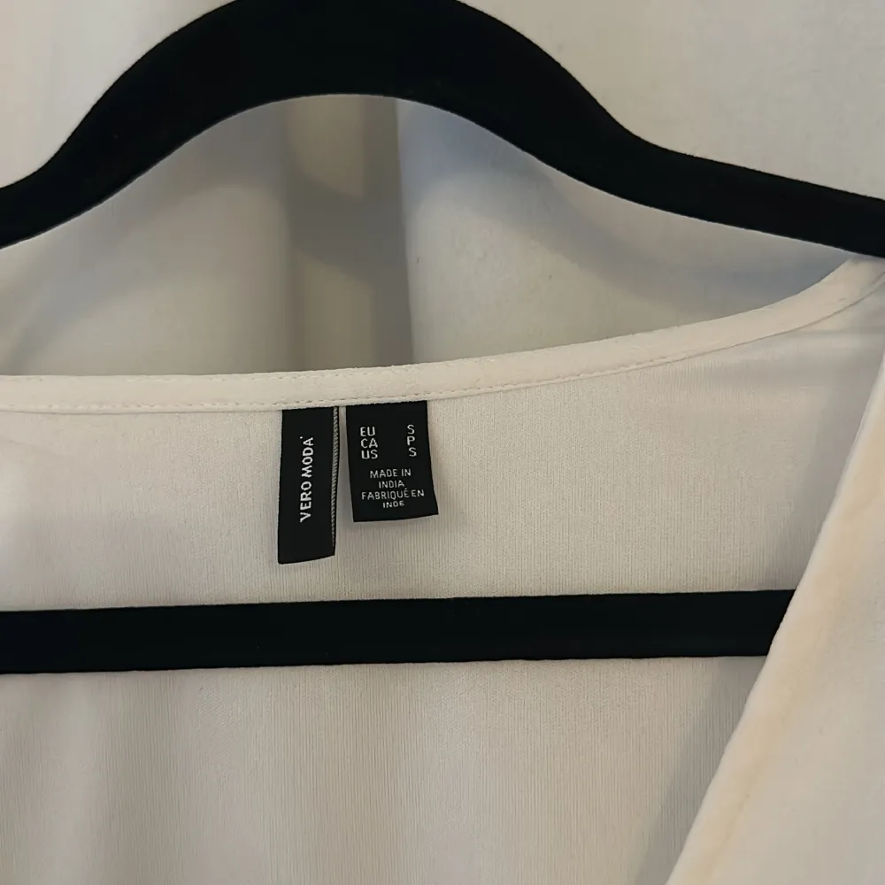 Vit klänning från vero moda i storlek s. Som ny . Mekot.