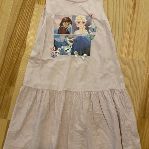 Klänning frost  - Strl 134/140. Begagnat skick.  Kolla gärna in mina andra annonser för samfrakt.