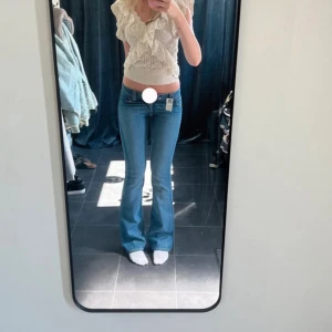 Low waist bootcut jeans - Jättesnygga lågmidjade bootcut jeans!💞 Jättesnygga fickor!🤩 Nya och jättefin färg!