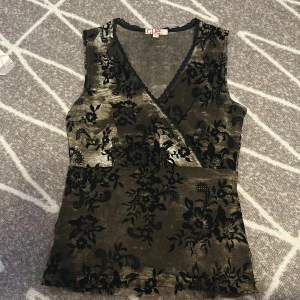 Linne - Super fint linne med mönster. Storlek S. Fint skick. Den overlapar fram och har spets på kanten. Lite genomskinligt material💗